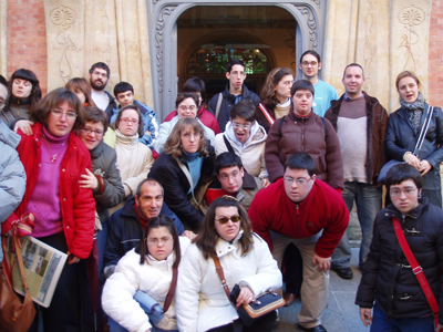 Foto de grupo a la puerta del Museo de la Casa Lis